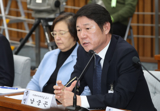 답변하는 남궁곤 전 이대 입학처장      (서울=연합뉴스) 김현태 기자 = 15일 오전 국회에서 열린 최순실 국정농단 의혹 진상규명을 위한 국정조사 특위 4차 청문회에서 남궁곤 전 이화여자대학교 입학처장이 정유라 부정입학과 관련해 의원들의 질문에 답하고 있다. 2016.12.15      mtkht@yna.co.kr  (끝)